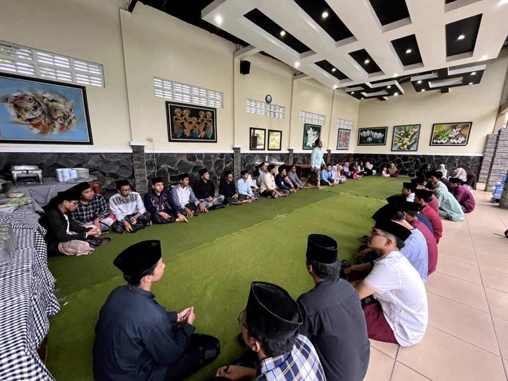 Keluarga Besar PTM Al-Aqsho Kudus Gelar Buka Bersama di Resto MVR