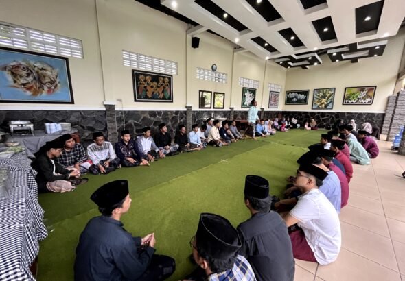 Keluarga Besar PTM Al-Aqsho Kudus Gelar Buka Bersama di Resto MVR