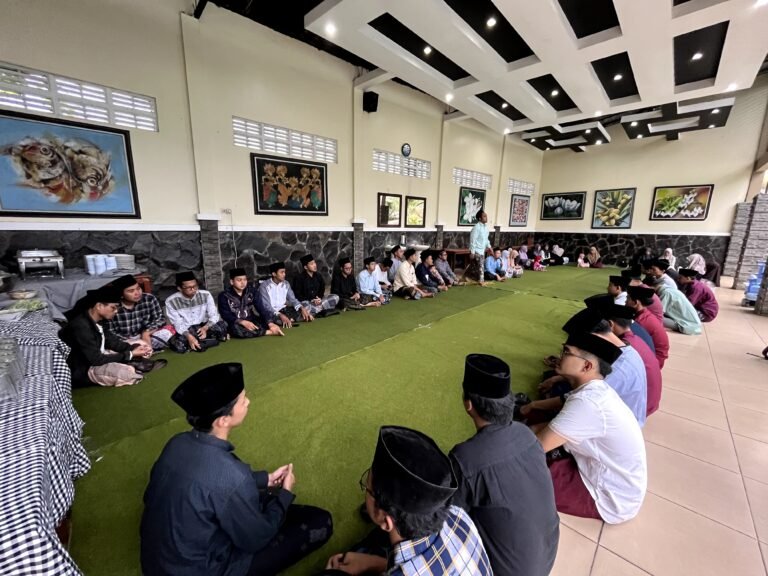 Keluarga Besar PTM Al-Aqsho Kudus Gelar Buka Bersama di Resto MVR