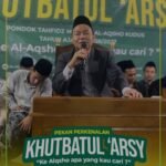 Pengasuh Pondok memberikan sambutan pada Pekan Perkenalan Khutbatul Arsy Tahun Ajaran 2026/2027 di Pondok Tahfidz Modern Al-Aqsho Kudus yang diikuti seluruh santri.