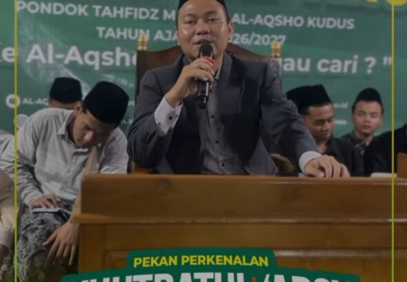 Pengasuh Pondok memberikan sambutan pada Pekan Perkenalan Khutbatul Arsy Tahun Ajaran 2026/2027 di Pondok Tahfidz Modern Al-Aqsho Kudus yang diikuti seluruh santri.