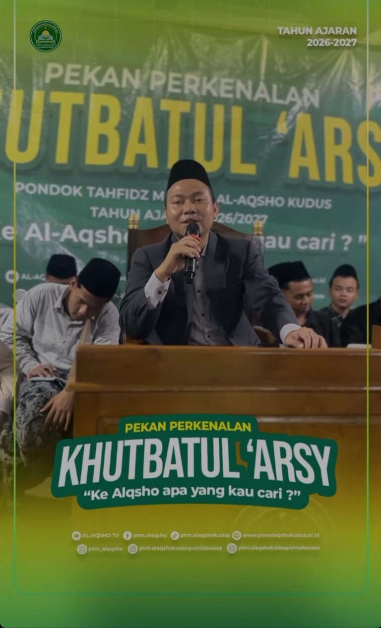 Pengasuh Pondok memberikan sambutan pada Pekan Perkenalan Khutbatul Arsy Tahun Ajaran 2026/2027 di Pondok Tahfidz Modern Al-Aqsho Kudus yang diikuti seluruh santri.
