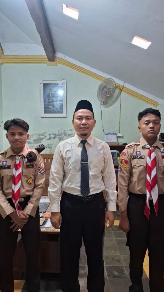 Jauhar Maknun dan Muhammad Rifa'ah Tahtawi bersama KH. Choirul Anwar sebelum mengikuti Jambore Nasional 2026.