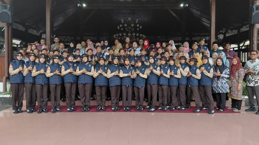 Jauhar Maknun dan Muhammad Rifa'ah Tahtawi, santri Al-Aqsho Kudus, mengikuti pelepasan menuju Jambore Nasional 2026 di Pendopo Kabupaten Kudus.