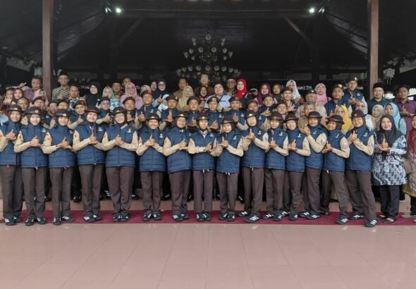 Jauhar Maknun dan Muhammad Rifa'ah Tahtawi, santri Al-Aqsho Kudus, mengikuti pelepasan menuju Jambore Nasional 2026 di Pendopo Kabupaten Kudus.